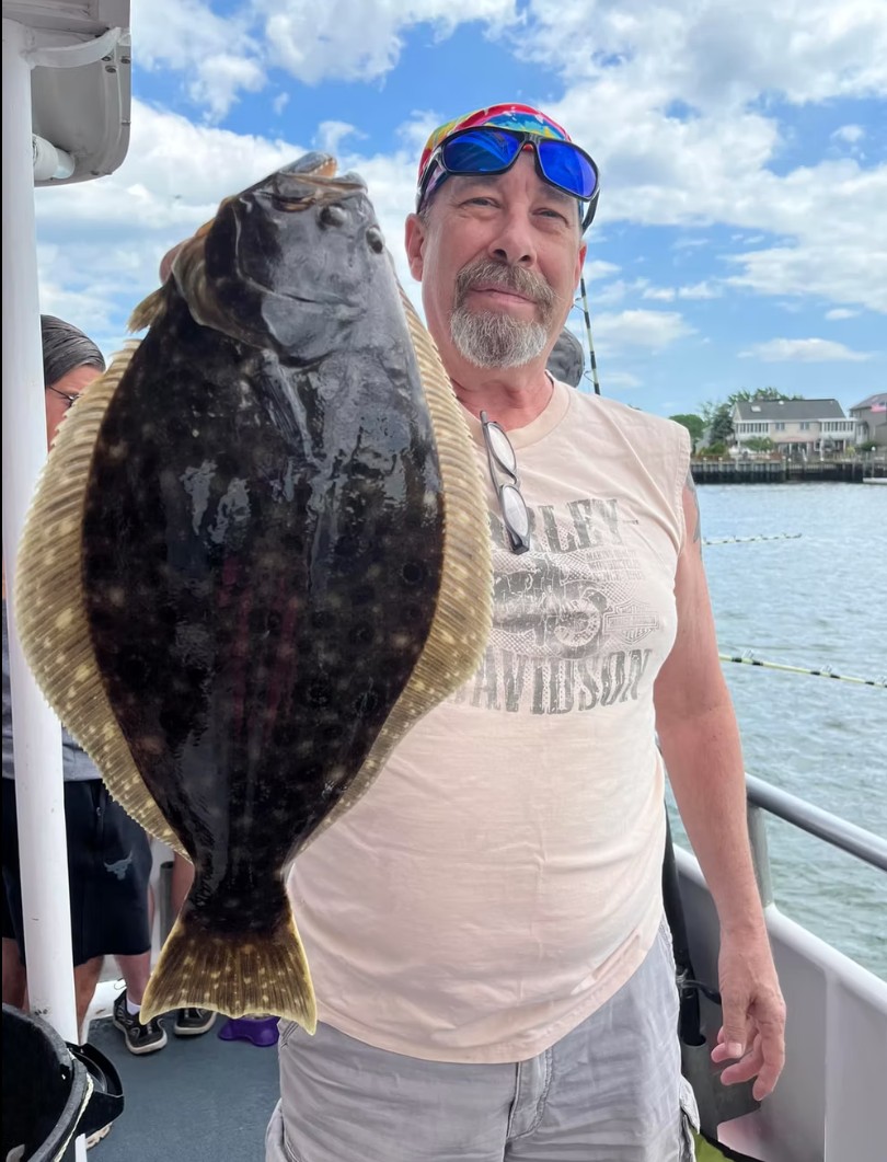 Fishing boat Long Island — Super Hawk charter leaving Point Lookout dock at Jones Inlet