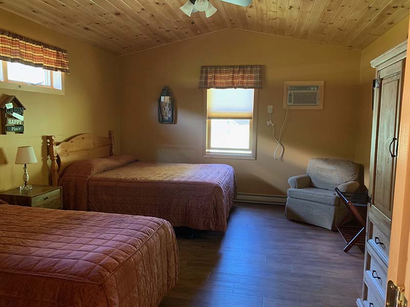 J&S Creekside Cabins bedroom room 2