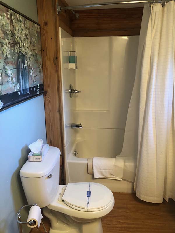 J&S Creekside Cabins bathroom