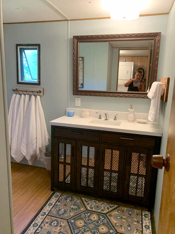 J&S Creekside Cabins bathroom 2