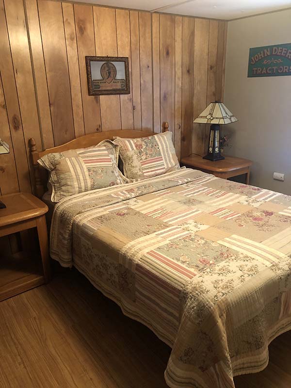 J&S Creekside Cabins bedroom